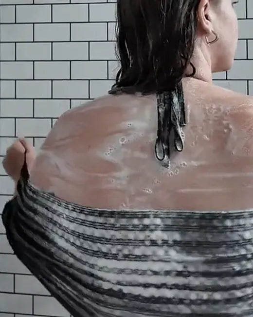Cliente sotto la doccia con l'asciugamano Wove