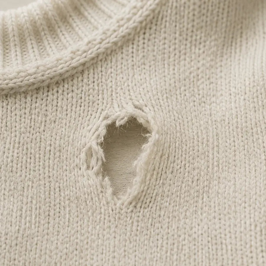 Maglione in maglia con un buco vicino allo scollo