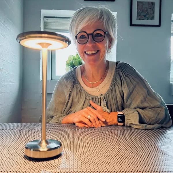 Cliente a tavola con la lampada Copenhagen argento